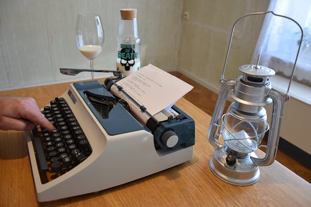 Eine Schreibmaschine ist ein wunderbares Gerät ~ A typewriter is a wonderful device