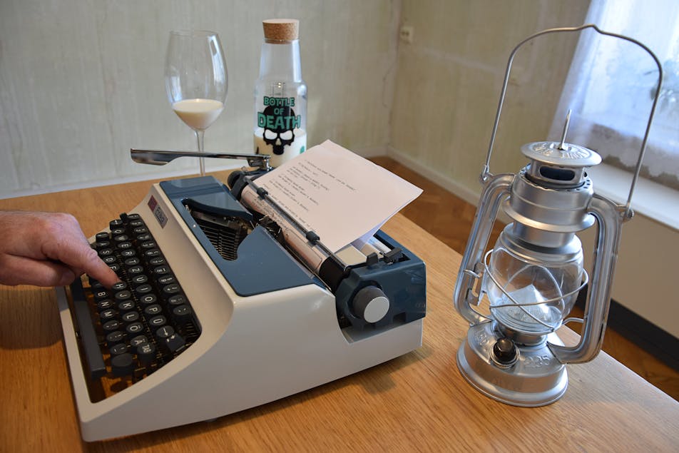 Eine Schreibmaschine ist ein wunderbares Gerät ~ A typewriter is a wonderful device